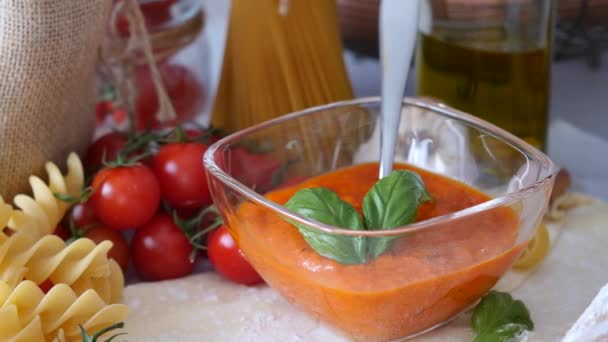 Pasta con salsa de tomate y huevos — Vídeos de Stock
