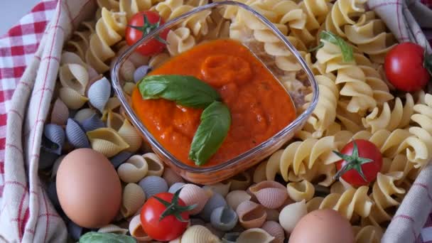 Nudeln mit Tomatensauce und Eiern, Rotation — Stockvideo