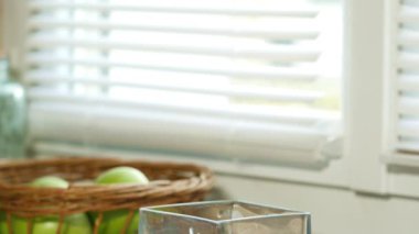 kadın Lale vazoya koyar.