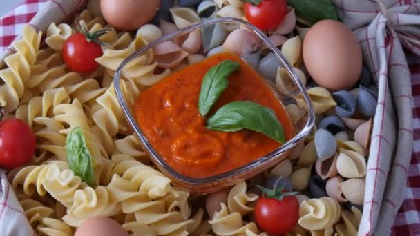 Pasta con salsa de tomate y huevos, rotación — Vídeo de stock