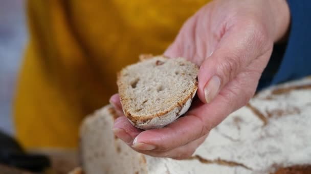 Een vrouw hand boter zetten een brood — Stockvideo