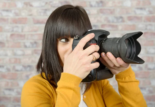 Brünette Frau mit Fotokamera — Stockfoto