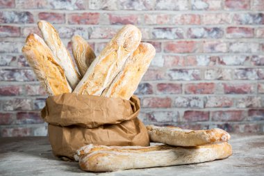 Rustik ekmek somunları kağıt torbalarda taze pişmiş