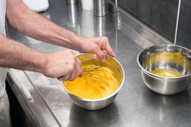 Pastacı hamur hazırlar