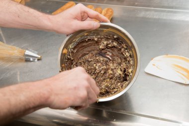 Pastacı hamur hazırlar