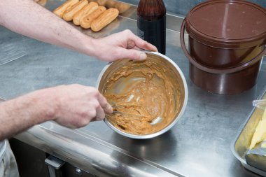 Pastacı hamur hazırlar