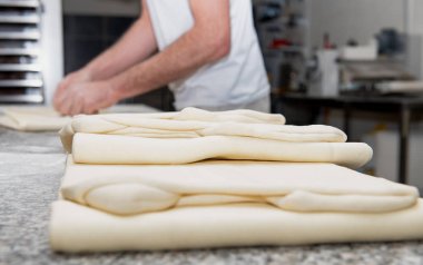 fırıncı ekmek hamuru hazırlar