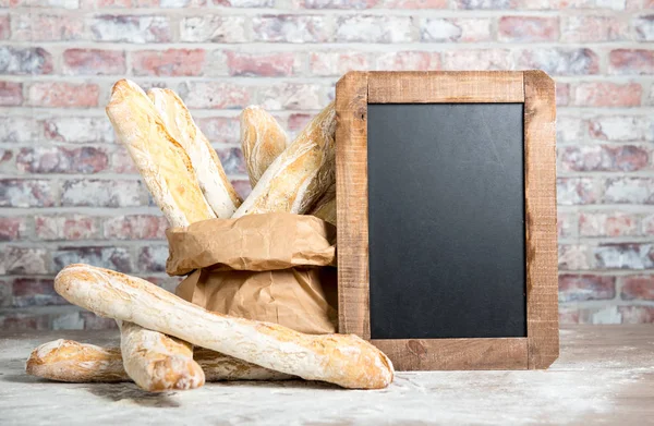 Rustik bir tablo kara tahta ile Fransız ekmeği
