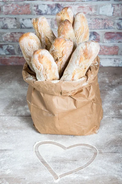 신선한 구운 종이 가방에 소박한 빵 빵 — 스톡 사진