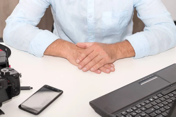 Een senior zakenman is op kantoor. zit op Bureau — Stockfoto