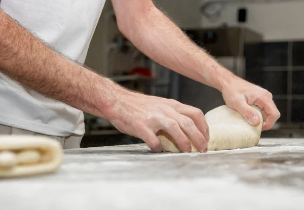 The baker prepares bread dough — Stock Photo, Image