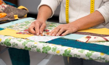 Kadının el dikiş patchwork yakın çekim