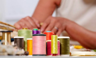 renkli ipler, terzi alt makaraları