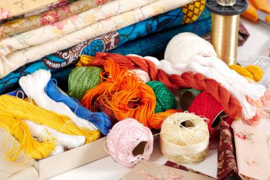 birkaç renk iplik nakışı için biriktirme yapan