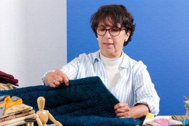 patchwork dikiş olgun esmer kadın