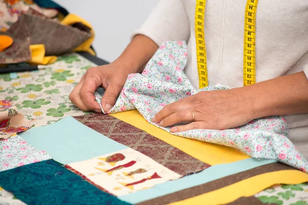 Kadının el dikiş patchwork yakın çekim