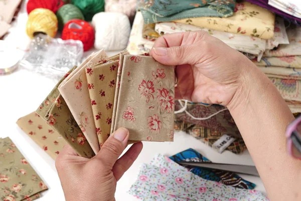 Fechar a mão da mulher costurar retalhos — Fotografia de Stock
