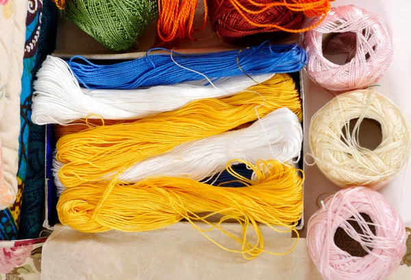 birkaç renk iplik nakışı için biriktirme yapan