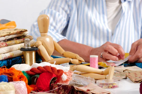 Close up van vrouw hand naaien lappendeken — Stockfoto