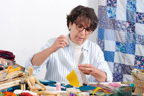 パッチワークを裁縫成熟ブルネットの女性 — ストック写真