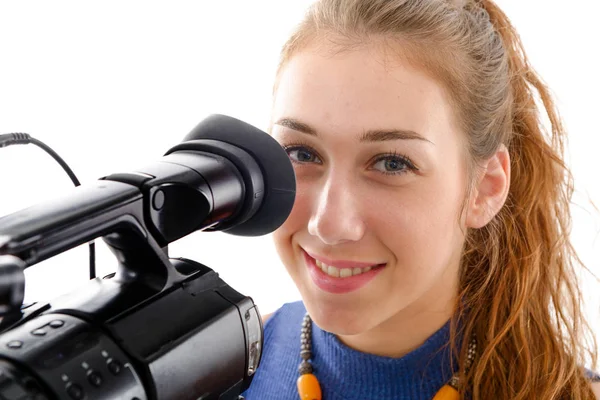 beyaz zemin üzerinde bir video kamera ile genç kadın