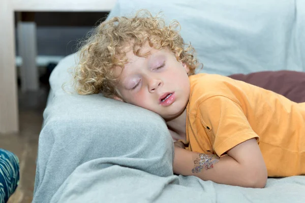 Bambino che dorme sul divano — Foto Stock