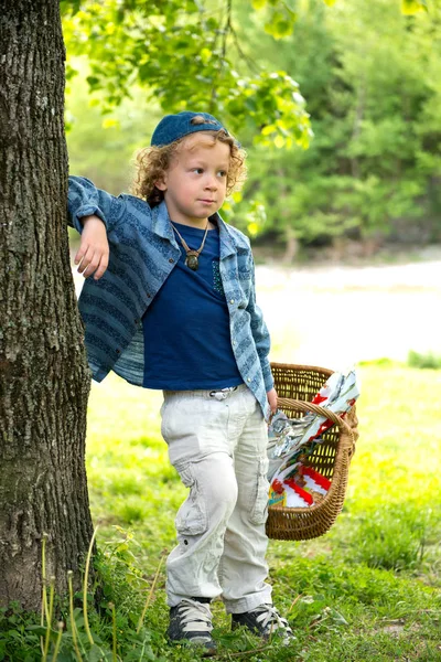 Petit garçon avec un panier — Photo