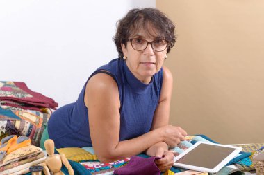 tablet bilgisayar kullanarak güzel Olgun kadın terzisi