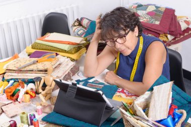 tablet bilgisayar kullanarak güzel Olgun kadın terzisi