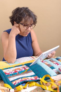 tablet bilgisayar kullanarak güzel Olgun kadın terzisi