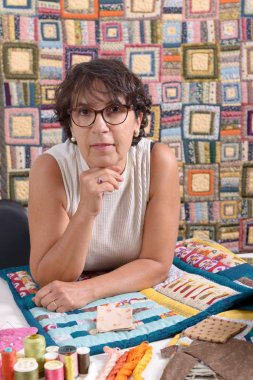 patchwork dikiş olgun esmer kadın