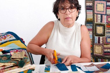 dikiş patchwork için olgun esmer kadın kesim kumaş