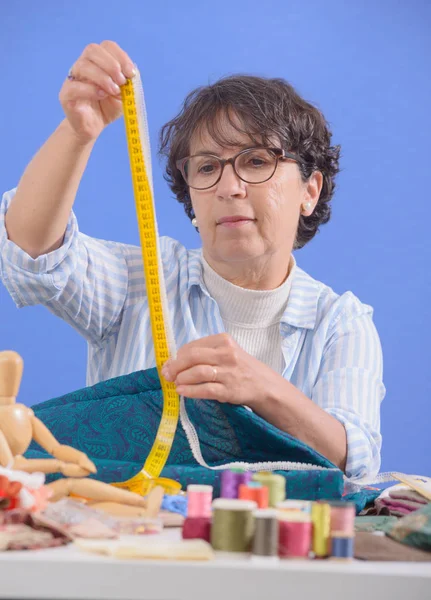 Porträt einer reifen Näherin mit Brille — Stockfoto