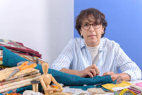 Rijpe brunette vrouw naaien van patchwork — Stockfoto