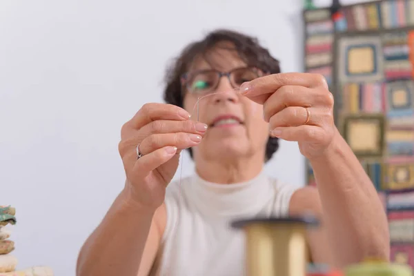 Sömmerska threading en nål — Stockfoto