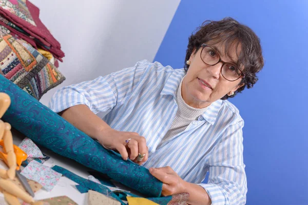 patchwork dikiş olgun esmer kadın