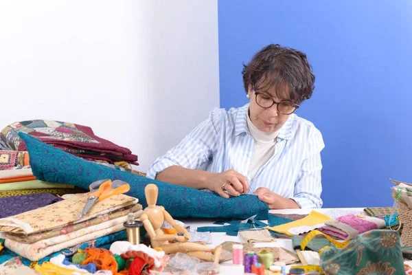 Mature brunette woman sewing patchwork — Stock Photo, Image