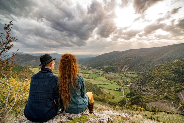 Jonge paar liefhebbers op zoek van de berg — Stockfoto