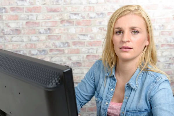 Mujer joven que trabaja en la computadora — Foto de Stock