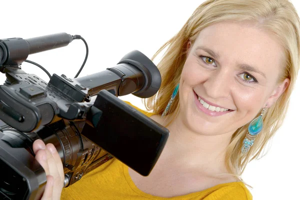 Blonde junge Frau mit professioneller Videokamera, auf weiß — Stockfoto