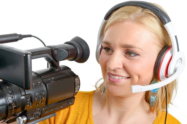 Mladá blondýnka s profesionální videokamery, na bílém pozadí — Stock fotografie