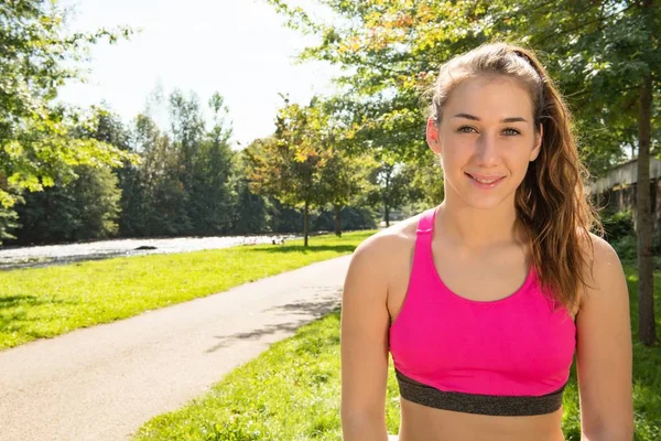 Portrait of young fit woman outdoors — Stock Photo, Image