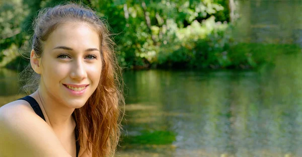 Porträt einer jungen, fitten Frau im Freien — Stockfoto