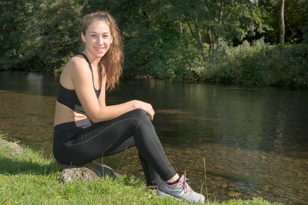 Portrait de jeune femme en forme à l'extérieur — Photo