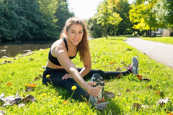 Söt ung kvinna sportig tjej träning utomhus — Stockfoto