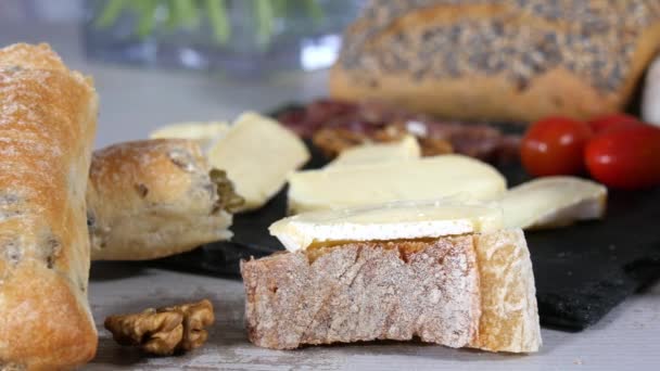 Traditionelles französisches Brot und Butter — Stockvideo