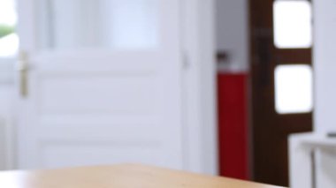 Lale bir vazoda kadınla