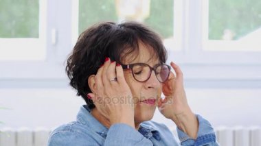 Olgun kadın göz ağrısı ile yorgun