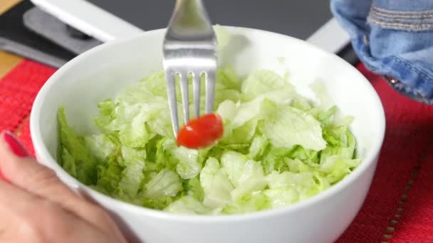 Mujer comiendo ensalada vegetariana orgánica fresca, primer plano — Vídeo de stock