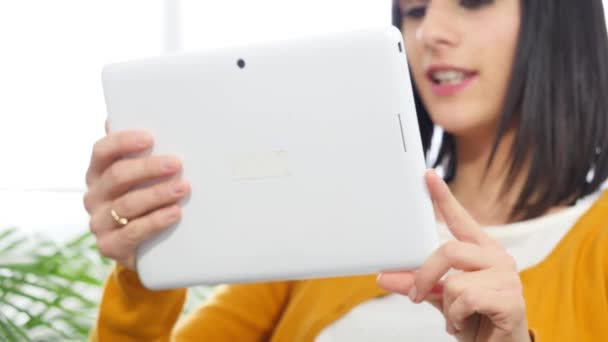 Jovem menina morena alegre usando tablet pc, close-up — Vídeo de Stock